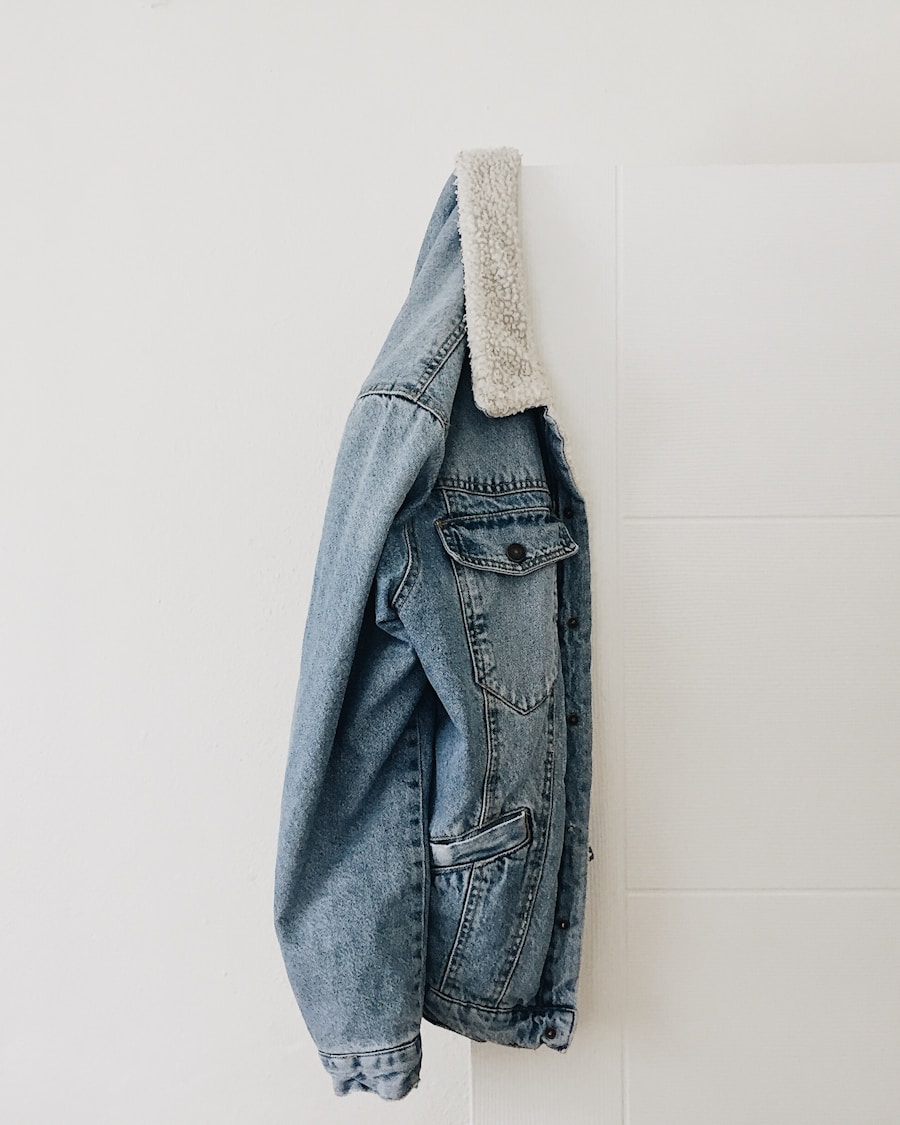Eine Jeansjacke wartet auf ihre nächste Person